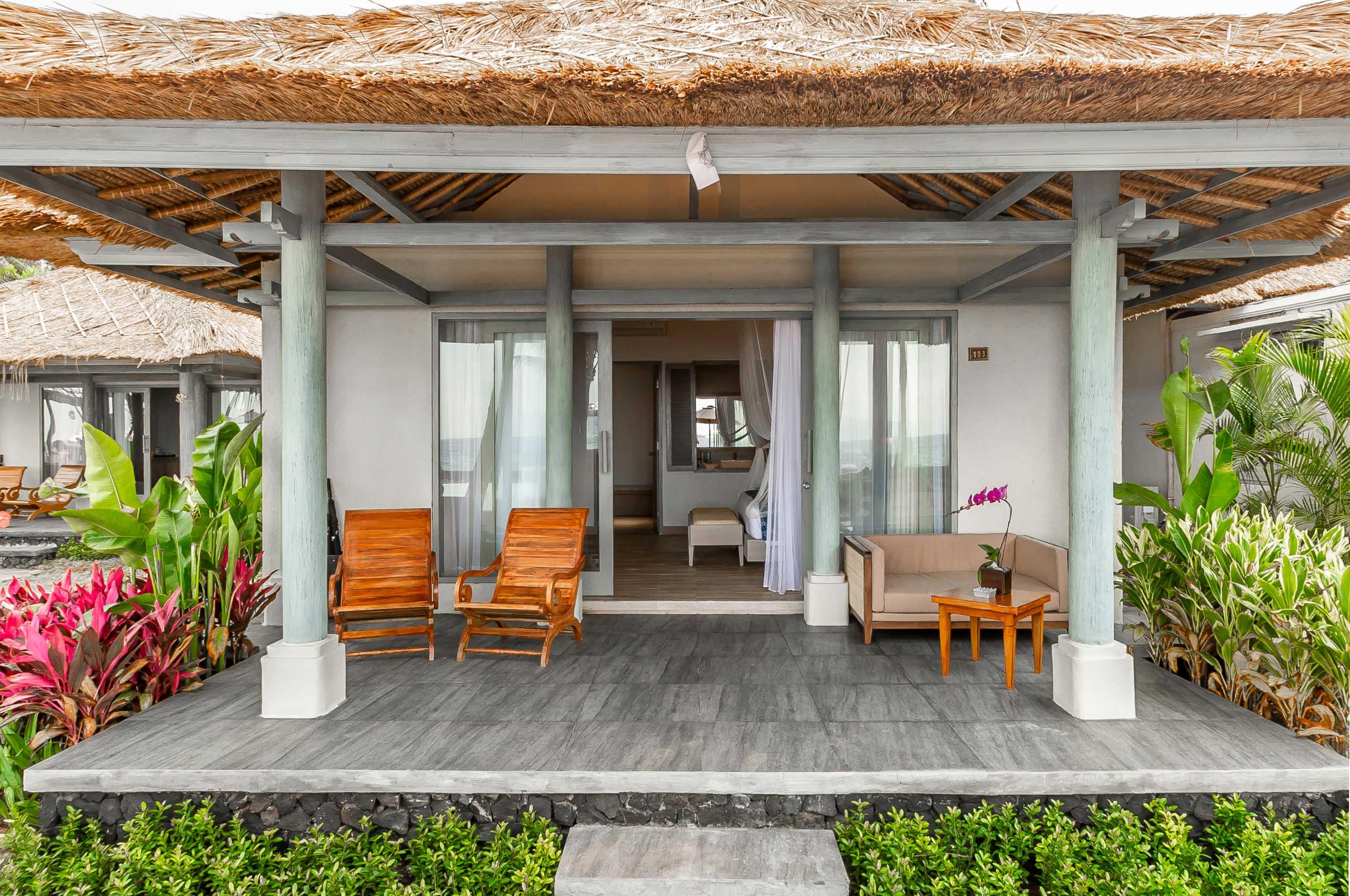 Nirwana Beach & Resort Candidasa Esterno foto A beachfront villa at the resort