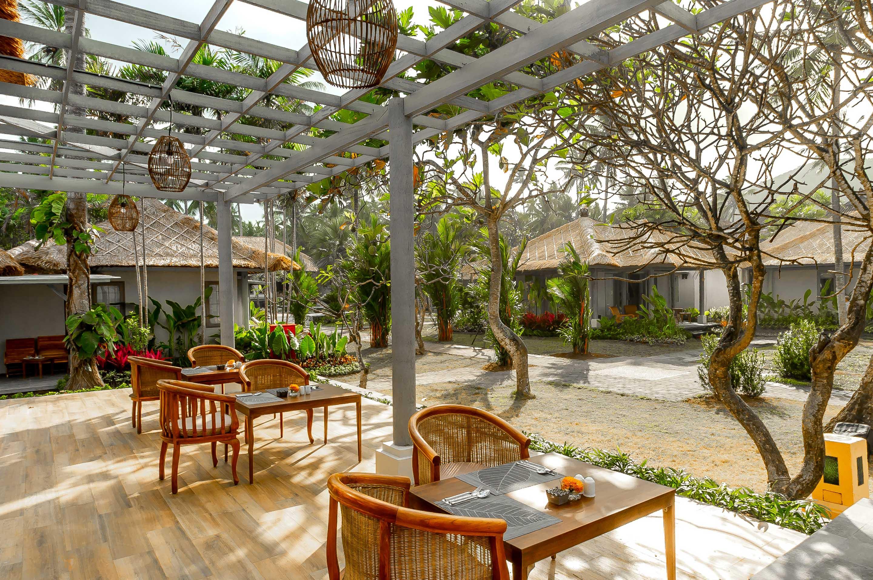 Nirwana Beach & Resort Candidasa Esterno foto The restaurant at the resort
