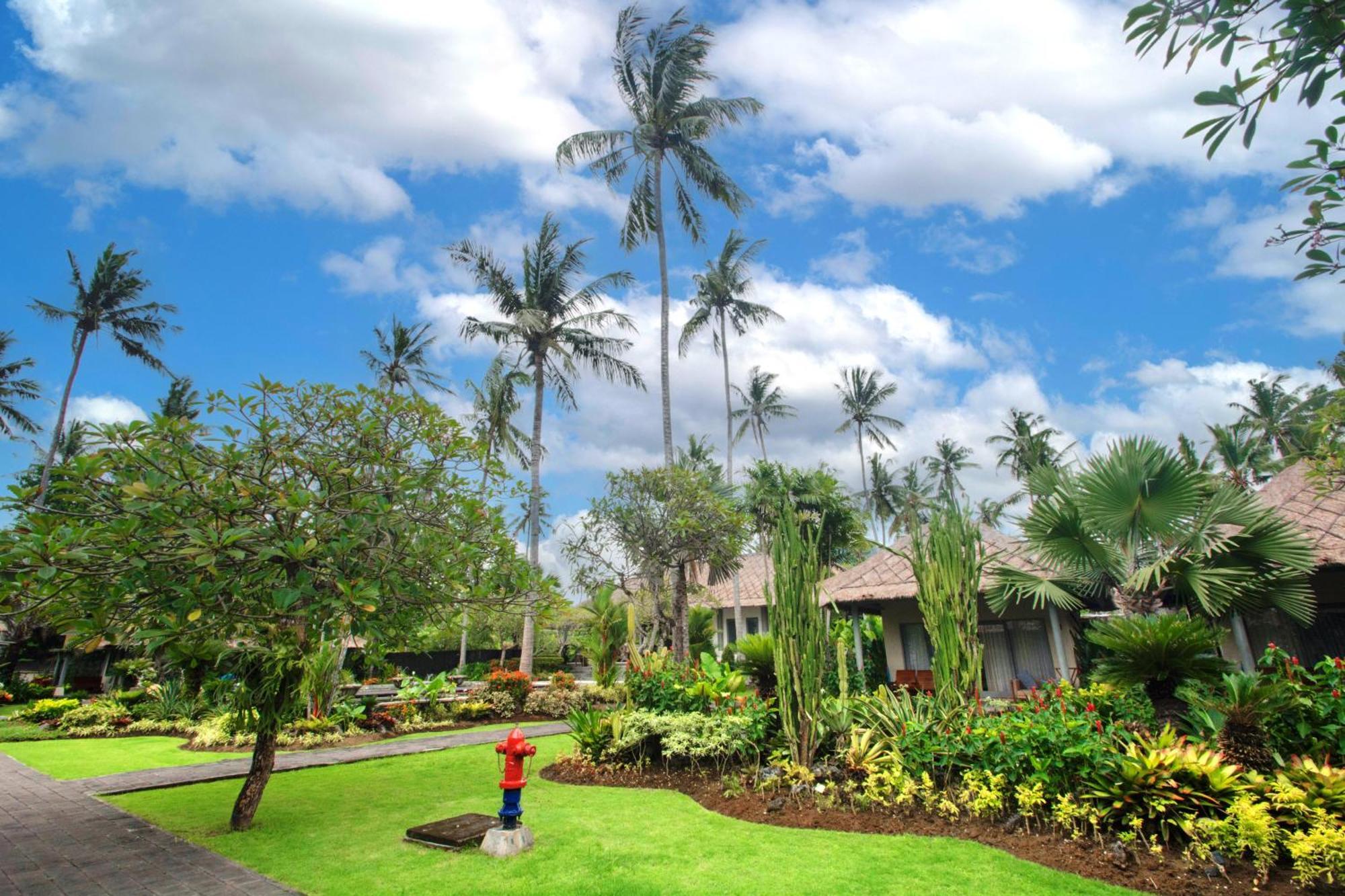 Nirwana Beach & Resort Candidasa Esterno foto The resort's grounds