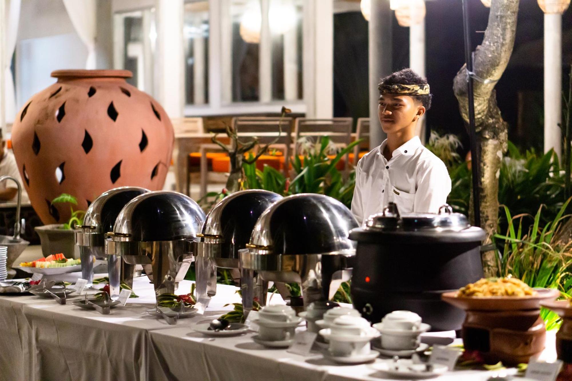 Nirwana Beach & Resort Candidasa Esterno foto A buffet at a hotel
