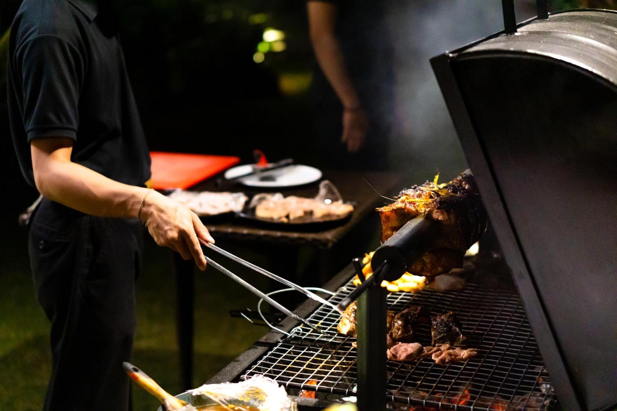 Nirwana Beach & Resort Candidasa Esterno foto A barbecue