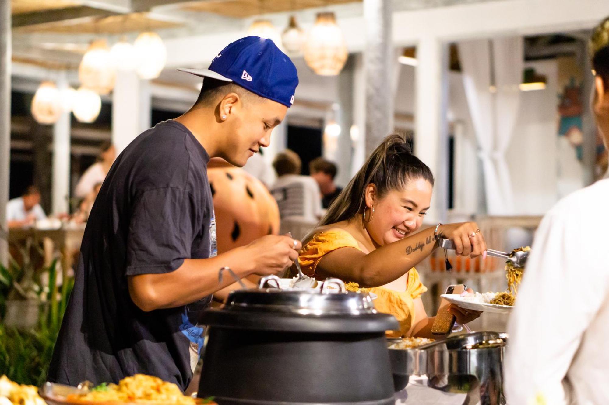 Nirwana Beach & Resort Candidasa Esterno foto Thai people eating at a buffet