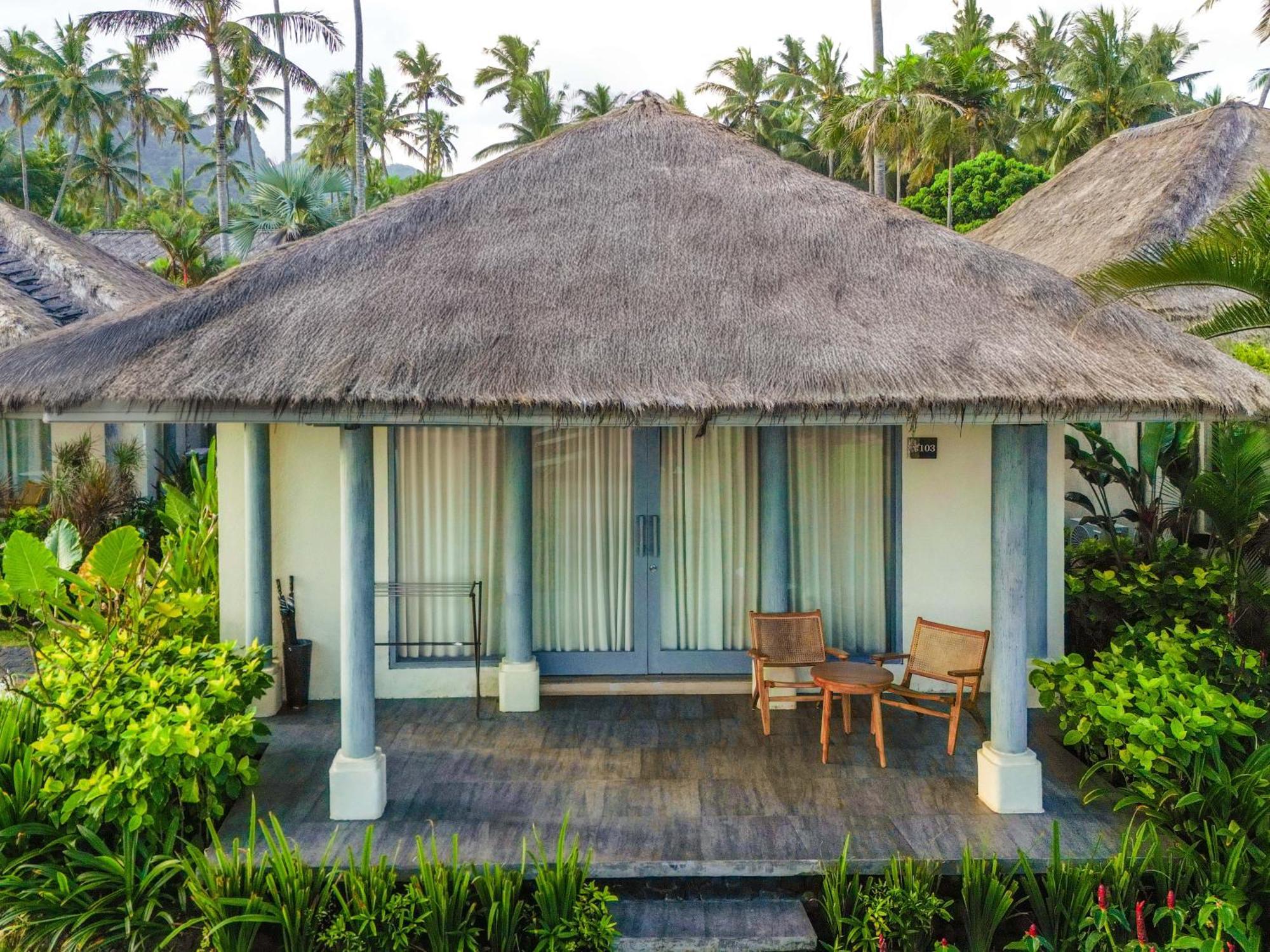 Nirwana Beach & Resort Candidasa Esterno foto A villa at the resort