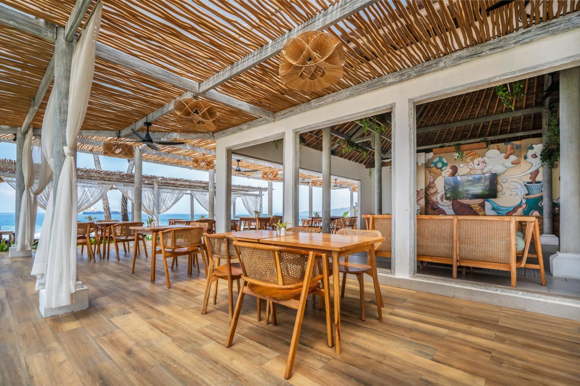 Nirwana Beach & Resort Candidasa Esterno foto The interior of the restaurant