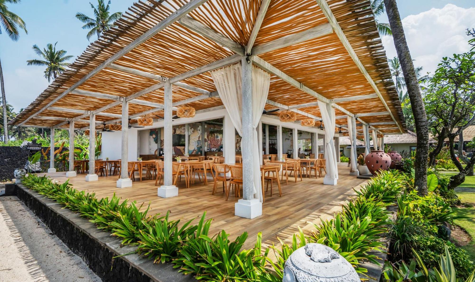 Nirwana Beach & Resort Candidasa Esterno foto The restaurant at the resort
