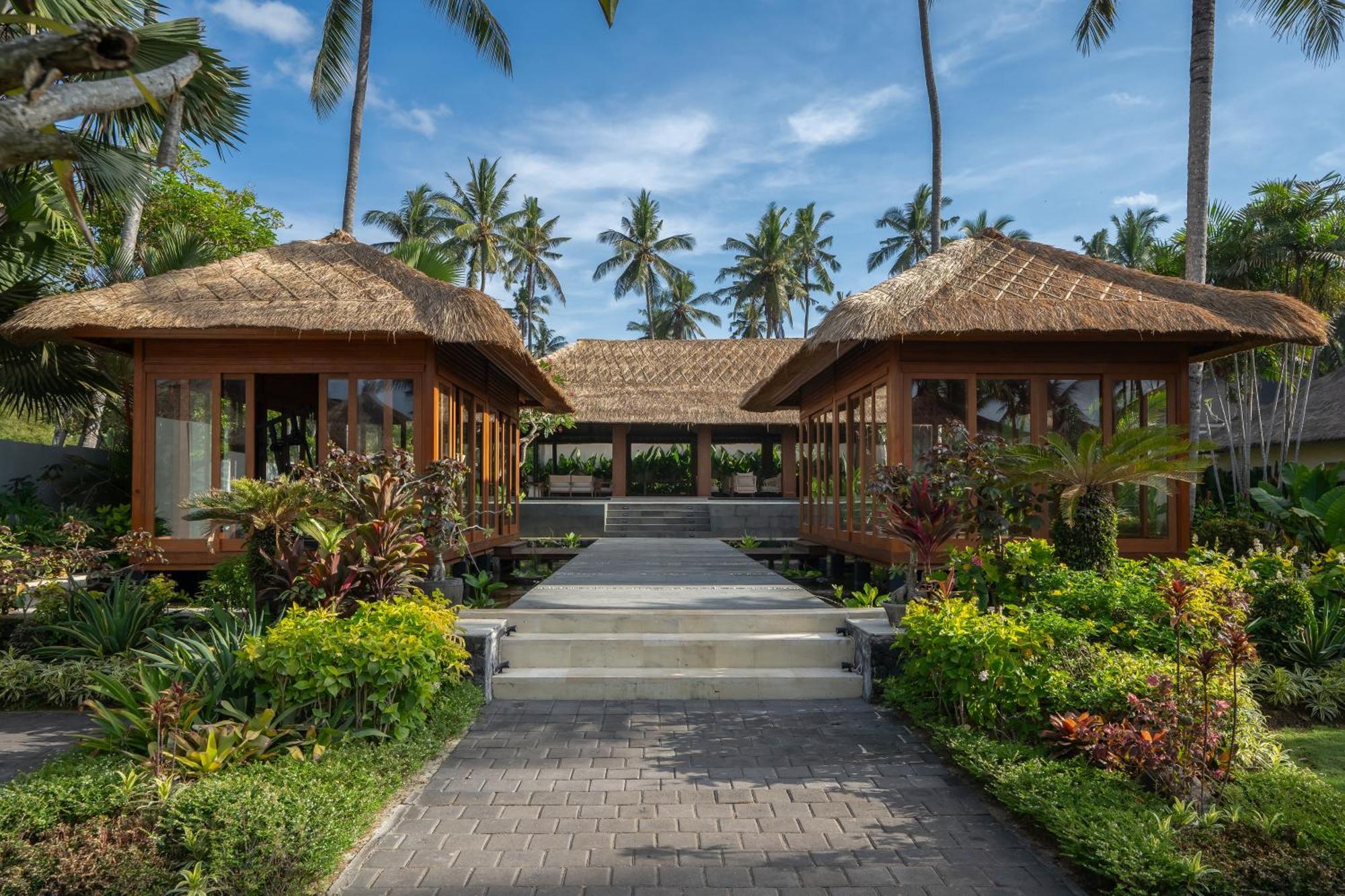 Nirwana Beach & Resort Candidasa Esterno foto The resort's main entrance
