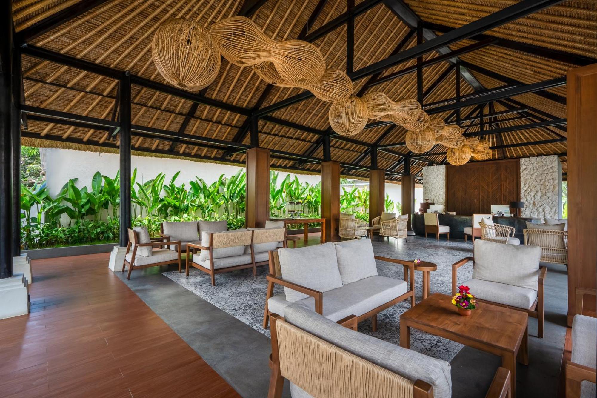 Nirwana Beach & Resort Candidasa Esterno foto The lobby at the Andaz Bali
