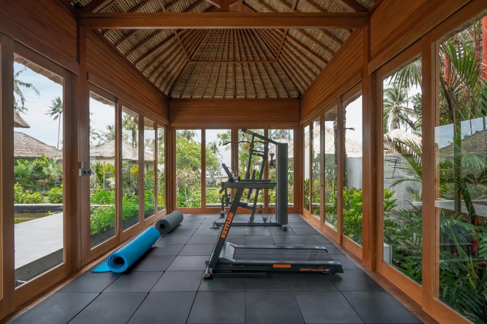 Nirwana Beach & Resort Candidasa Esterno foto The gym at the resort