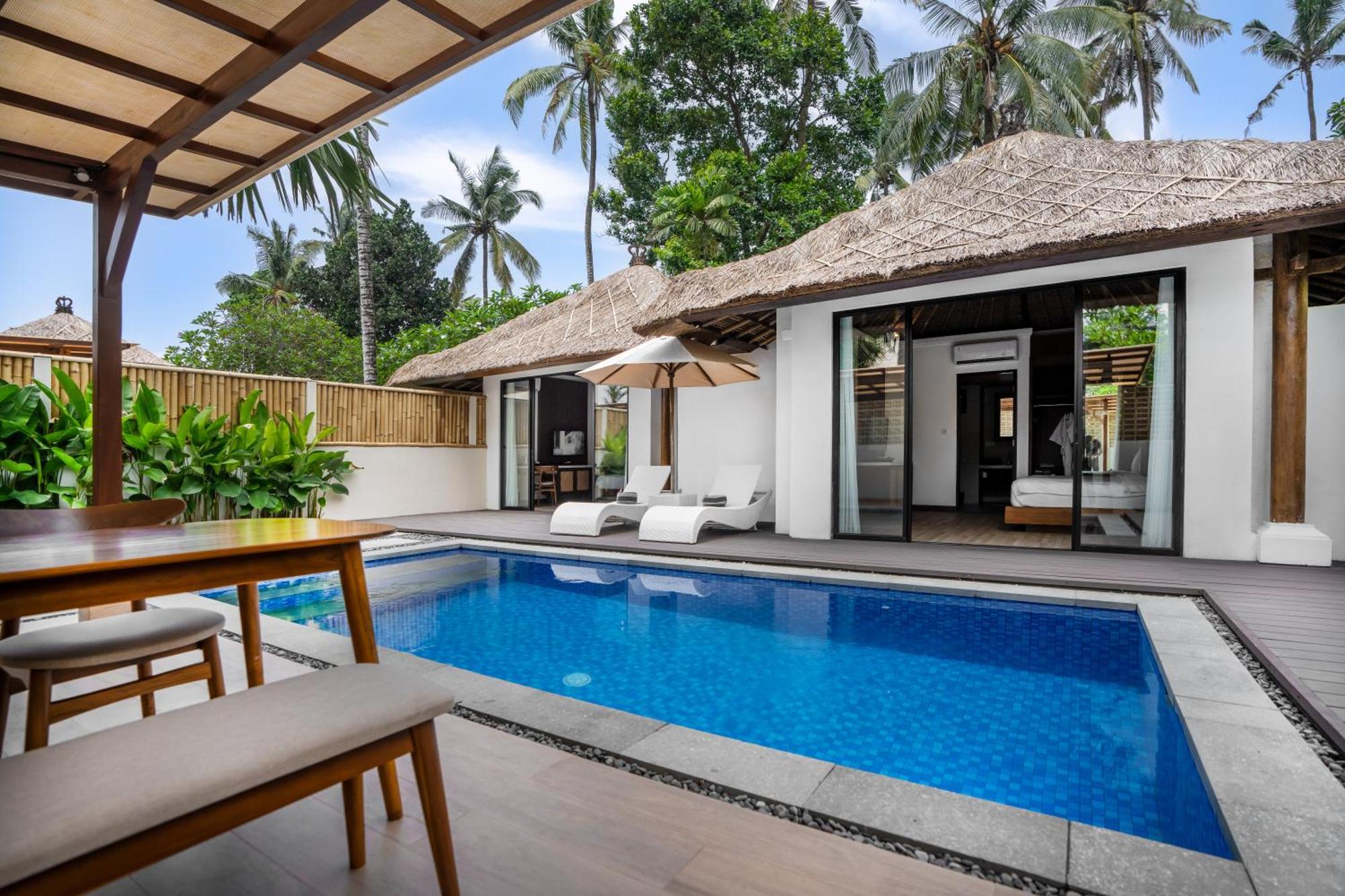 Nirwana Beach & Resort Candidasa Esterno foto A pool villa at the resort